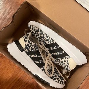 Brand new never worn adidas girls size 1 tennis shoes.